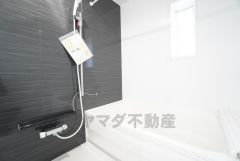 1日の疲れを癒すくつろぎのバスルーム。足を伸ばしてもゆったりと入れるサイズです。お子様と一緒にお風呂に入っても狭くないですね＾＾