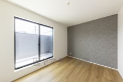 主寝室としてお使いいただけそうなこちらのお部屋は、日当たりが良く、爽やかな風を感じて起きる朝は、快適生活の始まりに。 アクセントクロスでこだわりの空間です＾＾ 