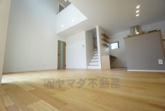 ご家族で団らんの時間を過ごすリビングダイニング。