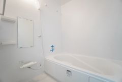 1日の疲れを癒すくつろぎのバスルーム。足を伸ばしてもゆったりと入れるサイズです。お子様と一緒にお風呂に入っても狭くないですね^^