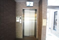 エレベーター完備で、毎日の移動もスムーズ。重い荷物やベビーカーの利用も安心です。買い物帰りなどに、上階でもラクに移動できますね＾＾