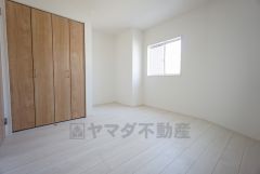 5.87帖。住む人のこだわりを活かす洋室＾＾広めのクローゼットもあり荷物もすっきり片付けられ、ゆとりのある暮らしが出来ます＾＾