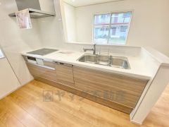 対面式キッチンなのでリビングにいるご家族とコミュニケーションを取りながら洗い物や、お料理が楽しめそうですね＾＾