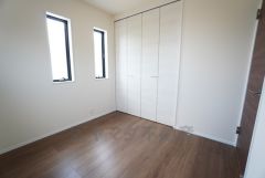 収納量たっぷりのクローゼット付です。ナチュラル色のフローリングで開放的な優しい雰囲気になっています＾＾