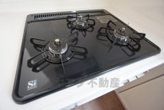 3種類の料理が同時に調理できる、3口ガスコンロ。忙しい夕食の支度時間が短縮できて効率よくお料理が楽しめます。