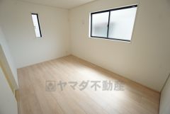 6.7帖。2面採光を確保した明るい室内は、風通しも良く、大変居心地の良い空間となっております。日当たりがよく、子供部屋としての利用もおすすめ。 