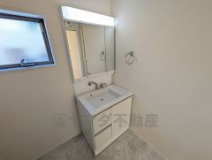 三面鏡裏収納付き洗面化粧台です＾＾ 歯磨きセットやスキンケア用品などの収納に便利ですね。 生活感も隠すことができ、来客時にも安心です。