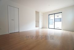 家族が集まる開放的なリビング。思い思いの時間を過ごしたり食事をしたり、素敵な団らんの場になりますね。