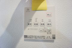 浴室暖房乾燥機には、暖房、乾燥、涼風、換気の4つの機能が付いています。タイマー付きです。換気・雨の日の洗濯も安心です＾＾