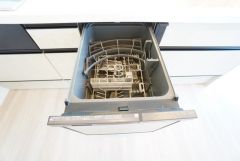 食事の後の手間を解消する食器洗い乾燥機付。冬場の洗い物で手荒れの悩みもなくなります。手洗いよりも節約できて便利。