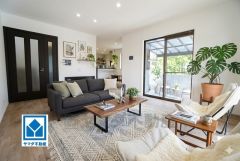 18帖。家族が集まる開放的なリビング。思い思いの時間を過ごしたり食事をしたり、素敵な団らんの場になりますね。家具はCGによるイメージ画像