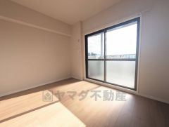 採光を確保した明るい室内は、風通しも良く、大変居心地の良い空間となっております。日当たりがよく、子供部屋としての利用もおすすめ。 