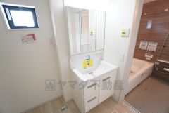 三面鏡裏収納付き洗面化粧台です＾＾ 歯磨きセットやスキンケア用品などの収納に便利ですね。