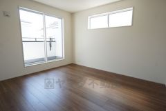バルコニーに面した洋室です。大きな窓からやわらかな陽が差し込む明るいお部屋です。寝室としてもおすすめです。