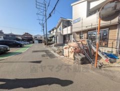 角地＾＾前面道路は南側約4～4.5ｍの公道、東側約3.4～3.6ｍの通路に面しています＾＾