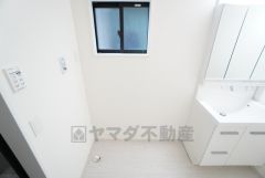 ランドリースペース上部には窓も付いており換気に便利です＾＾