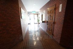 清掃の行き届いたきれいなエントランス。