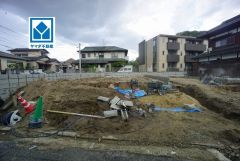 1ｋｍ圏内にローソン、小中学校、幼稚園、郵便局、市役所など周辺環境充実＾＾閑静な住宅地で子育て世帯にオススメの住環境です＾＾