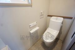 1階2階の2ヶ所にトイレがありますので、忙しい朝にも家族に気を使わず、ゆとりが生まれますね＾＾ 小窓付きで換気する時に便利です＾＾