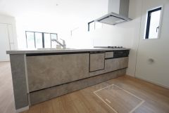 対面式キッチンなのでリビングにいるご家族とコミュニケーションを取りながら洗い物や、お料理が楽しめそうですね＾＾