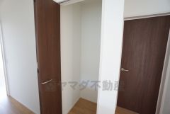 2階廊下の収納。居室以外にある収納はみんなで使うものを収納するのに便利です。