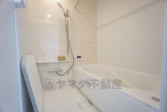 1日の疲れを癒すくつろぎのバスルーム。足を伸ばしてもゆったりと入れるサイズです。お子様と一緒にお風呂に入っても狭くないですね＾＾