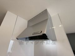 コンロ上には換気扇完備＾＾調理時の蒸気や匂いが換気扇に誘導され、効率的に排煙ができます＾＾