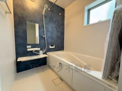 1日の疲れを癒すくつろぎのバスルーム。足を伸ばしてもゆったりと入れるサイズです。お子様と一緒にお風呂に入っても狭くないですね＾＾