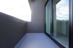 陽当たりの良いバルコニーです。お洗濯やお布団干しはもちろん、日光浴スペースにも。足元は防水工事施工済です。