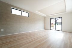 リビングは広々とした設計で、家族が集い、寛ぐ暮らしの空間を演出しています。思い思いの時間を過ごしたり、家族みんなで食事をしたり、素敵な団らんの場になりますね。