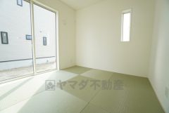 リビング隣には、ホッとできる和室を用意。客間としてはもちろん、お子様のお昼寝スペースや書斎としても活躍してくれそうです＾＾