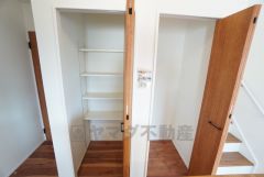 キッチン横に広々としたパントリー付き＾＾洗面室にも近く、食料品だけでなく日用品などの収納にも＾＾