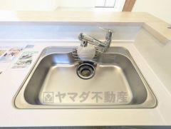 大きなお鍋も楽々洗える幅の広いシンクです＾＾ステンレスシンクなので簡単にお掃除できますよ。洗剤やスポンジもすっきりできる収納付き。