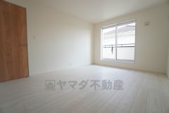 7.87帖。主寝室としてお使いいただけそうなこちらのお部屋は、日当たりが良く、爽やかな風を感じて起きる朝は、快適生活の始まりに。