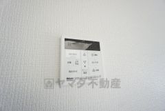 キッチン横に給湯器リモコンを設置していますので、忙しい時間帯でもスイッチ一つでお風呂の用意ができますよ＾＾