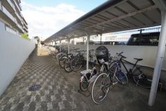 敷地内駐輪場有。通勤・通学の際も気軽に自転車を利用できます。屋内なので雨の時も安心です。