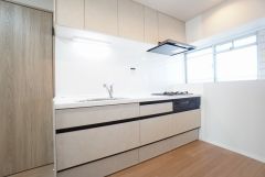 収納も、作業スペースも広々と設けられた使いやすいシステムキッチンです＾＾