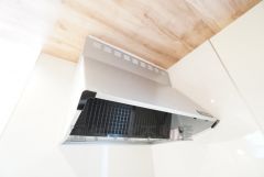 コンロ上には換気扇完備＾＾すぐ横に小窓が設けられているので、換気扇と合わせてWで換気できます＾＾