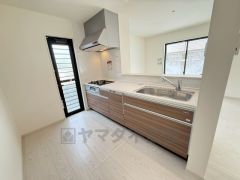 対面式キッチンなのでリビングにいるご家族とコミュニケーションを取りながら洗い物や、お料理が楽しめそうですね＾＾