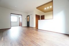 窓から光が差し込む明るいダイニングです＾＾