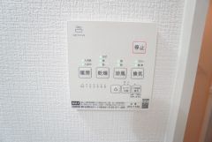 雨の日の洗濯も安心できる浴室暖房乾燥機付き浴室。リモコンで操作もボタン1つで簡単です。
