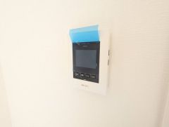 防犯はもちろん、セールスマン対策にもなるモニター付きインターホンです。 来訪者の顔が見えるので安心ですね＾＾