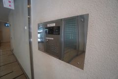 オートロックは、外部の人が自由に建物内に出入りできないため、不審者の侵入防止効果があります。