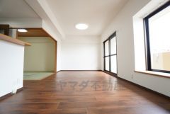 大きな掃き出し窓のあるリビングは、陽光あふれる明るい空間です。ゆったりと寛げる憩いの場となりそうです。 