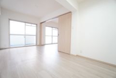 主寝室としてお使いいただけそうなこちらのお部屋は、日当たりが良く、爽やかな風を感じて起きる朝は、快適生活の始まりに。