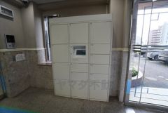 宅配ボックス付き。お仕事中や外出中などの不在時にも荷物が受け取れるのはとっても便利ですね＾＾セキュリティ面でも安心です＾＾ 