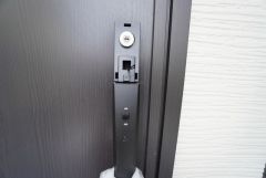 スマートキー搭載の玄関扉です＾＾お買物帰りの荷物が多い時やお子様を抱いているときなど施錠・解錠がスムーズにできるのが嬉しいポイントです＾＾