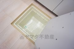 キッチンに床下収納があります。長期保存ができるもの、調理器具、防災グッズを入れておくのもいいですね。
