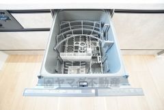 炊事時間を大幅に短縮できる食器洗浄乾燥機付き＾＾食器を洗う手間が減るので家族とのコミュニケーションの時間や自分の時間が増えますね。