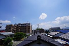 目の前に日差しを遮る建物がないので、日当たり＆風通し良好です＾＾心地よい自然の光や風を感じることができ、ほどよく開放感のある空間がつくれます。